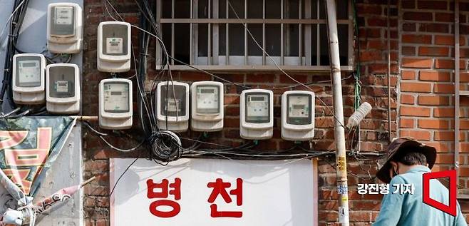 서울 한 상가 건물에 전기계량기가 설치돼 있다. 사진=강진형 기자aymsdream@