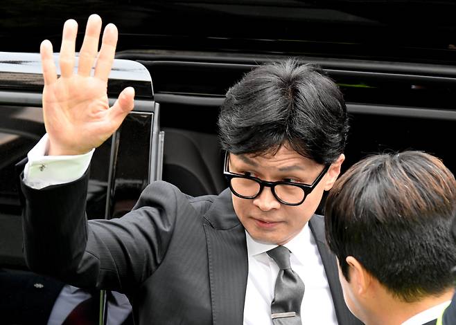 한동훈 국민의힘 비상대책위원장 겸 총괄선거대책위원장이 지난 11일 오전 서울 여의도 중앙당사에서 총선 결과에 따른 위원장직 사퇴 입장을 밝힌 뒤 당사를 나서고 있다./뉴스1