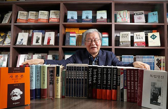 마르크스의 '자본론'부터 이승만의 '독립정신'까지 출판인 박기봉이 45년간 펴낸 다양한 책을 끌어안고 웃고 있다. 그는 "여든을 바라보는 나이에도 하루 종일 원고와 씨름하는 일이 즐겁다"고 했다. /남강호 기자