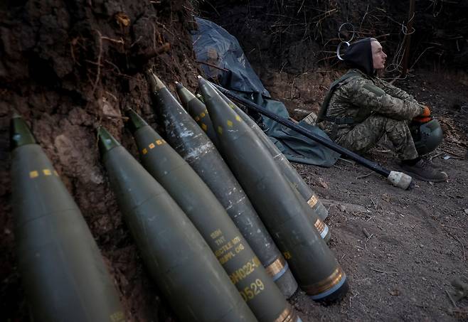 지난 20일(현지시각) 우크라이나 도네츠크 지역에서 우크라이나 포병이 앉아 있다. /로이터·뉴스1