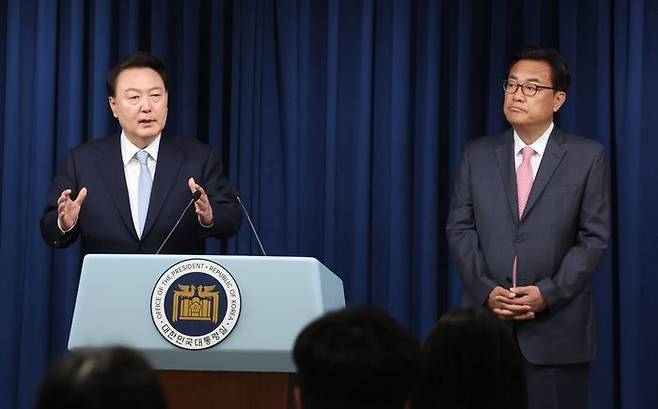 윤석열 대통령이 22일 오전 서울 용산 대통령실 청사에서 정진석 신임 비서실장을 소개하고 있다. ⓒ뉴시스