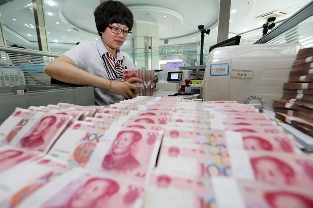 중국 장쑤성 롄윈강의 한 은행에서 한 직원이 위안화를 세고 있다. ⓒ 신화/연합뉴스