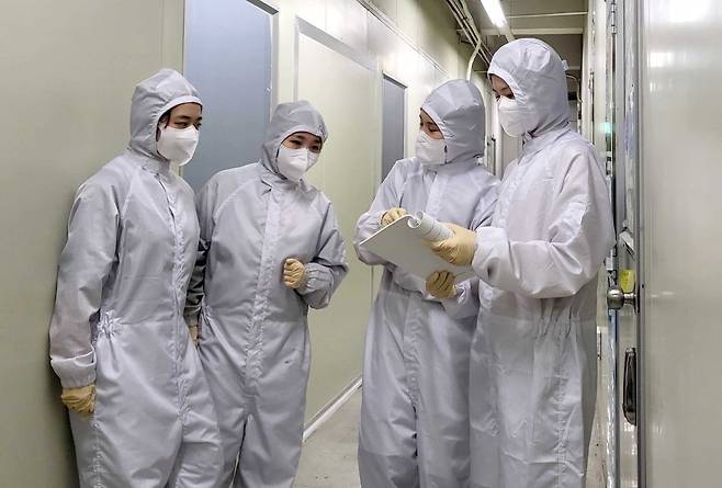 제조공정에 대해 논의하고 있는 이너시아 창업자들. 이너시아 제공