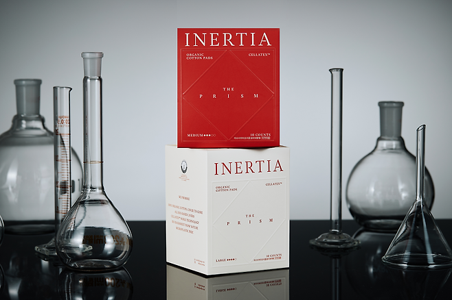 이너시아의 생리대. 피부에 닿는 면은 유기농 순면을 사용했고, 중앙의 흡수체는 자체 개발한 친환경 소재 ‘라보셀’을 사용했다. 이너시아 제공