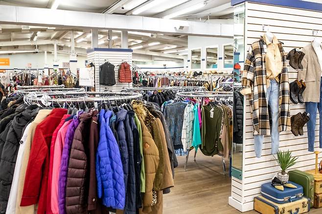 미국 앨라배마주에 위치한 ‘언클레임드 배기지’ 매장 내부의 모습. 매일 7000개 이상의 물건이 새로 입고된다. 사진 출처 앨라배마주 관광청 홈페이지