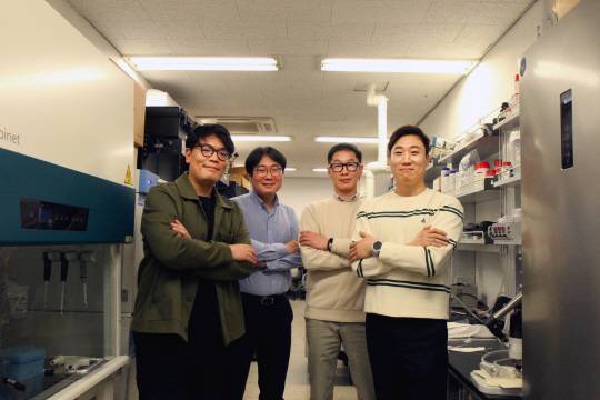 생기원 공동 연구팀으로 정재희 세종대 교수(왼쪽 두번째), 최동윤 생기원 수석연구원(왼쪽 세번째)
생기원 제공
