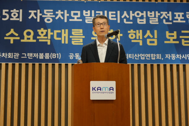 22일 자동차회관에서 진행된 '제35회 자동차산업발전포럼'에서 강남훈 KAIA 회장이 인사말을 하고 있다. KAIA 제공