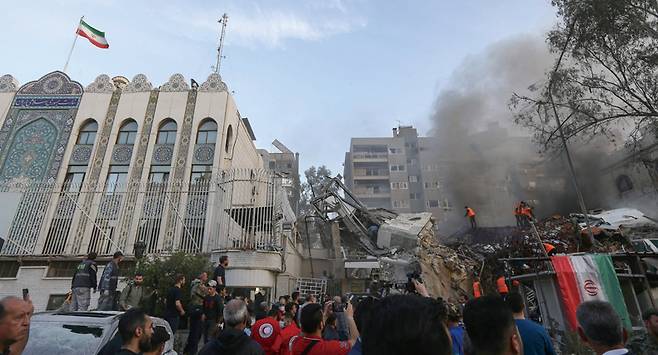 4월 1일 이스라엘군이 시리아 수도 다마스쿠스에 있는 이란 영사관 건물을 공습한 현장에서 응급·보안 요원들이 잔해를 조사하고 있다. 사진 AFP연합