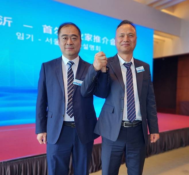 모영일(오른쪽) 지앤지커머스 대표와 손사영 린이시장그룹유한회사 대표가 업무협약을 체결하고 기념사진을 촬영하고 있다.