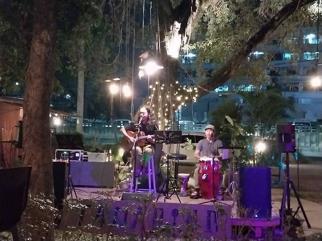 치앙라이에서 라이브 음악을 들을 수 있는 라이브 뮤직 하우스.