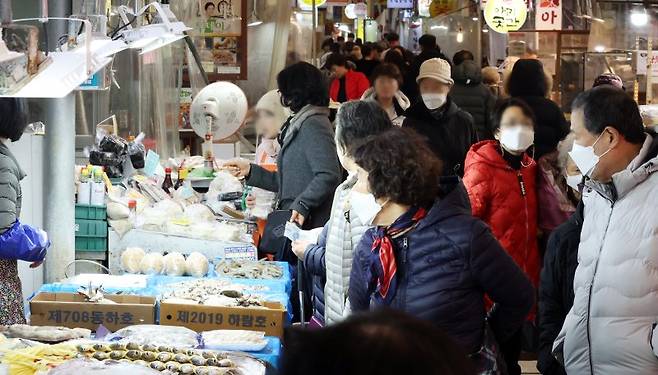 서울의 한 전통시장에서 시민들이 장을 보고 있다. /뉴스1 ⓒ News1 김명섭 기자 /사진=뉴스1