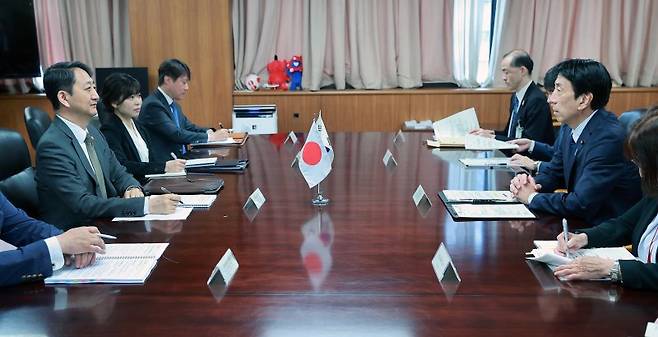 안덕근 산업통상자원부 장관(왼쪽 첫번째)이 22일 일본 경제산업성 접견실에서 사이토 겐 대신(오른쪽 첫번째)과 면담하고 있다. 산업통상자원부 제공