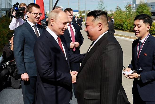 2023년 9월13일(현지시각) 러시아 극동 아무르주 보스토치니 우주기지에서 열리는 회담에 앞서 러시아의 블라디미르 푸틴 대통령이 김정은 북한 국무위원장과 악수하고 있다. 로이터 연합뉴스