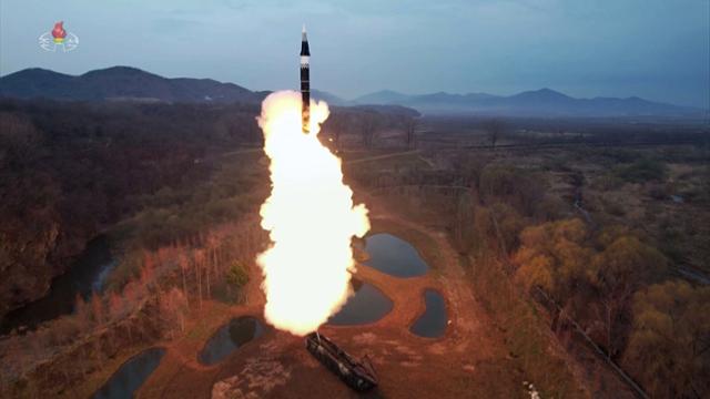 북한 조선중앙TV는 지난 2일 새로 개발한 극초음속 활공비행 전투부를 장착한 새 형의 중장거리 고체 탄도미사일 '화성포-16나'형의 첫 시험발사 장면 영상을 3일 공개했다. 조선중앙TV 화면