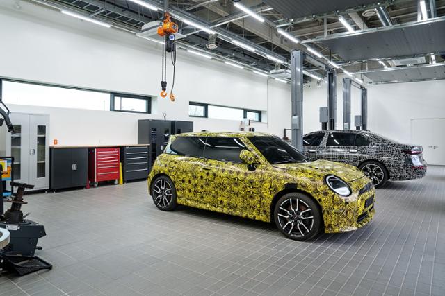 인천 청라국제도시 BMW 그룹 R&D 센터 코리아 차량 시험실에 위장막이 씌워진 차량이 테스트를 위해 놓여 있다. BMW코리아 제공