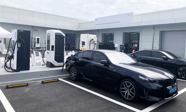 22일 인천시 청라국제도시 BMW 그룹 R&D 센터 코리아에 다양한 종류의 전기차 충전기가 구비돼 있고 BMW차량이 충전 테스트를 진행하고 있다. 인천=강희경 기자