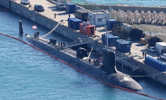 지난해 12월 미국 해군 버지니아급 핵잠수함 '미주리함'(SSN-780)이 부산 남구 해군작전사령부 부산작전기지에 입항해 있다.  미주리함은 길이 115m, 폭 10m, 배수량 7800톤, 속력은 25노트 이상이다. 뉴스1