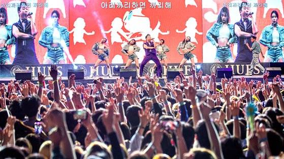 지난 2022년 5월 19일 오후 용인 한국외국어대학교 글로벌캠퍼스에서 가수 싸이가 3년만에 열린 학교 축제 대동제에서 공연하고 있다. 최영재 기자