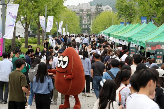 지난해 5월 24일 오후 서울 서대문구 연세대학교에서 열린 무악대동제에서 학생들이 축제를 즐기고 있다. 뉴스1