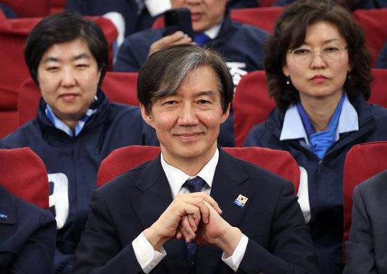조국혁신당 조국 대표와 후보들이 지난 10일 국회에서 총선 출구조사 결과 발표를 보고 있다. 김성룡 기자.