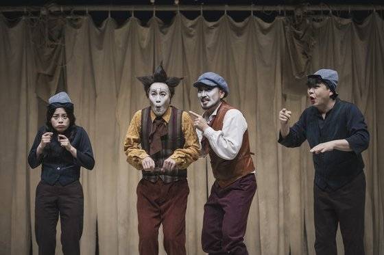 연극 '스카팽'을 공연 중인 배우와 수어통역사들. 권재은 수어통역사(왼쪽에서 첫 번째)는 현직 연극 배우이기도 하다. 사진 국립극단