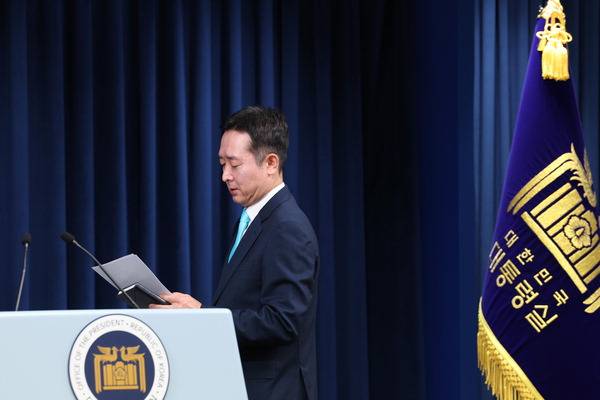 이도운 대통령실 홍보수석이 지난 19일 윤석열 대통령과 이재명 민주당 대표의 통화 내용을 브리핑하러 단상으로 가고 있다. 연합뉴스