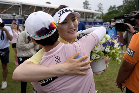 Korea's Ryu So-yeon embraces fellow players after her final round of the Chevron Championship on April 19 at The Club at Carlton Woods in The Woodlands, Texas. [AP/YONHAP]