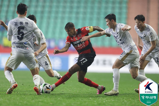 The Pohang Steelers' Wanderson, center, in action during a K League 1 match against Gimcheon Sangmu at Pohang Steelyard in Pohang, North Gyeongsang on Saturday. [YONHAP]