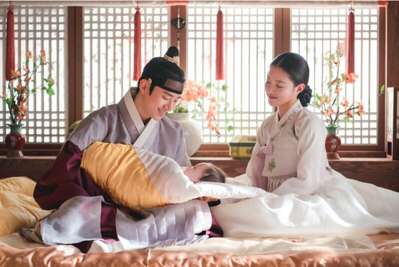 Deok-im, right, gives birth to King Jeongjo's first son, Crown Prince Munhyo, in 1782 and received the highest rank "bin" of the eight-rank gungnyeo system for women who waited on the king. The king gave her the hanja ui, meaning appropriate. [MBC]