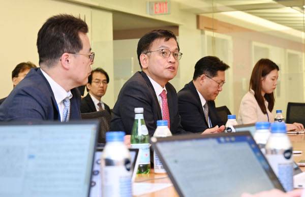 최상목 부총리 겸 기획재정부 장관이 18일(현지시간) 미국 워싱턴 D.C. 세계은행에서 가진 기자간담회에서 답변하고 있다. 기획재정부 제공