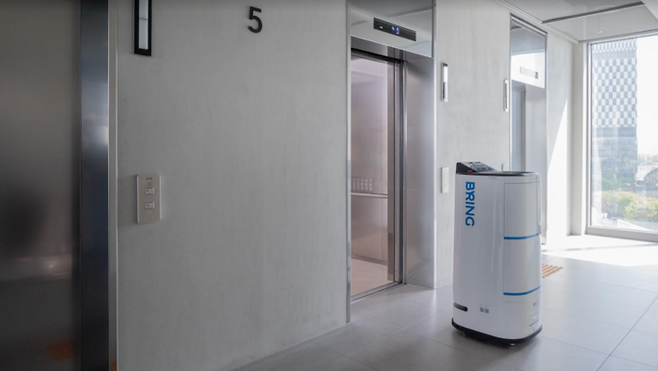 카카오모빌리티가 로봇 배송 서비스 ‘브링(BRING)’을 22일 전격 공개했다. 또 자체 로봇 오픈 API 플랫폼 ‘브링온(BRING-ON)’을 출시했다고 강조했다