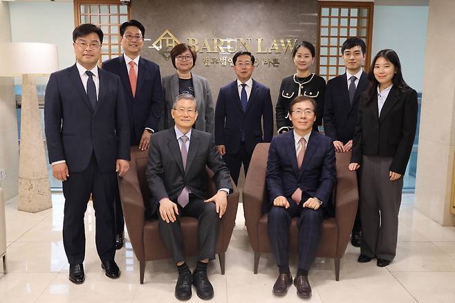 법무법인 바른은 급변하는 노동시장 흐름을 좇아 최적의 해결책을 제시하고 있다. 왼쪽부터 반시계 방향으로 정상태·고영한·노만경 변호사, 김예은·김린 노무사, 조은주·이동훈·이영희·문기주 변호사.  법무법인 바른