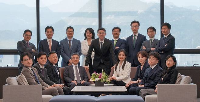 전문가 50여 명으로 구성된 김앤장 경제무역안보팀은 글로벌 규제와 관련해 종합적인 솔루션을 제공하고 있다. 앞줄 왼쪽부터 노진호(외국변호사), 이세희(변호사), 존 김(외국변호사), 양준영(외국변호사), 김성은(변호사), 장혜원(변호사), 박형수(외국변호사), 손정연 (외국변호사). 뒷줄 왼쪽부터 안웅(변호사), 박기범(변호사), 백기환(외국변호사), 송지연(변호사), 이순열(외국변호사), 황민서(변호사), 김성중(변호사), 이정우(변호사), 이형근(변호사). 김앤장