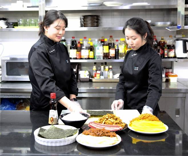 GS25 식품 연구원들이 맛있는 김밥을 만들기 위해 다양한 테스트를 진행하고 있다. /사진제공=GS리테일