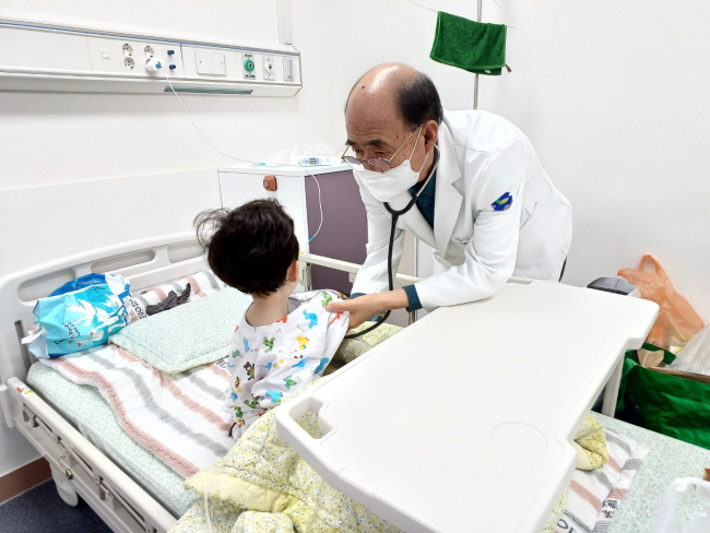 손주 돌보듯… 지난 18일 경북 봉화군 봉화해성병원 소아청소년과 병실에서 이동구(오른쪽) 과장이 입원한 아이의 상태를 살피고 있다.