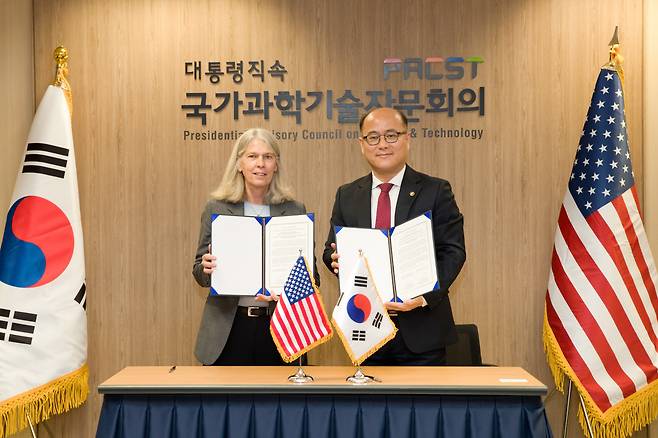이창윤(오른쪽) 과학기술정보통신부 제1차관과 질 흐루비 미국 에너지부 핵안보 차관 겸 국립핵안보청장이 22일 국가과학기술자문회의 대회의실에서 핵확산 저항성 최적화(PRO-X) 사업 협력을 위한 공동성명서를 체결하고 있다.[과기정통부 제공]