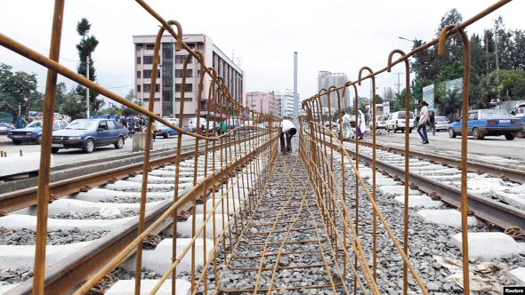 에티오피아의 수도 아디스아바바에서 건설 중인 경전철 시스템에서 한 노동자가 작업하고 있다 . 수익성 문제로 인해 일부 철도 프로젝트에 대한 중국의 자금 지원이 둔화되고 있다. 아프리카 제2의 인구대국인 에티오피아는 최근 디폴트에 빠졌다. 아프리카에서만 최근 들어 세 번쨰다. 에티오피아의 대중국 부채 대부분은 2000년부터 2021년까지 중국수출입은행에서 대출해 준 것으로 알려져 있다. 해외채권단에 진 부채도 240억 달러에 달한다. [로이터]