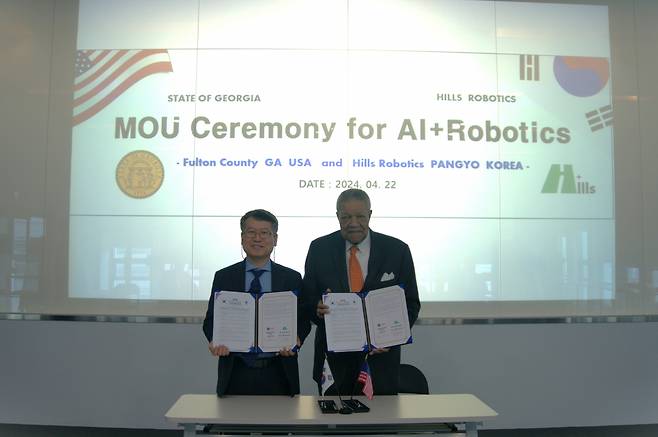 AI기반 지능형 물류로봇 운영플랫폼 기업 ㈜힐스로보틱스가 22일 판교 본사에서 폴틴카운티와 미국시장 공략을 위한 업무협약을 체결했다고 밝혔다. [힐스로보틱스 제공]
