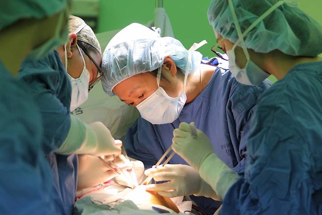 이온복 동남권원자력의학원 유방질환외과 주임과장이 유방암 수술을 집도하고 있다. [동남권원자력의학원 제공]