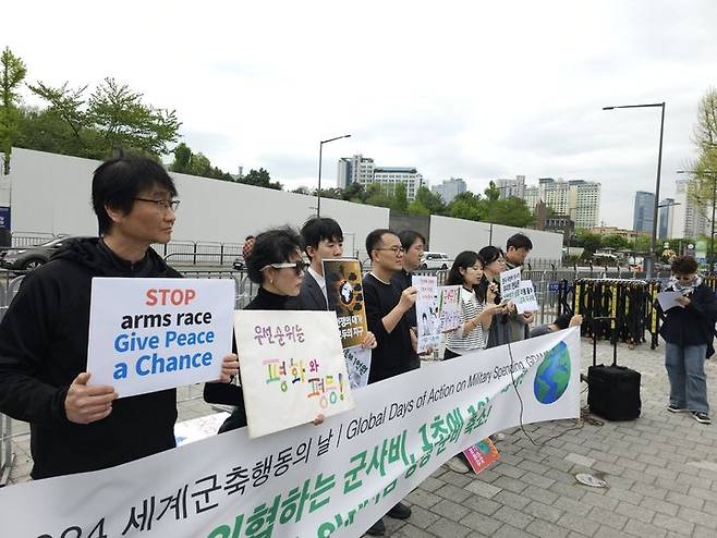 [서울=뉴시스] 임철휘 기자 = 2024 세계 군축 행동의 날(GDAMS)을 맞아 참여연대, 피스모모, 전쟁없는세상, 녹색연합 등 시민사회단체 회원들이 22일 오전 서울 용산구 대통령실 앞에서 기자회견을 열어 군비 증강을 멈추고 이 자원들을 당면한 기후위기와 사회적 불평등 해소 등에 쓸 것을 촉구하고 있다. 2024.04.22. fe@newsis.com *재판매 및 DB 금지