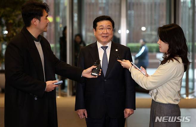 [서울=뉴시스] 김선웅 기자 = 이찬희 삼성 준법감시위원회(준감위) 위원장이 20일 서울 서초구 삼성생명 서초타워에서 열린 위원회 3기 첫 회의에 참석하며 소감을 말하고 있다. 2024.02.20. mangusta@newsis.com