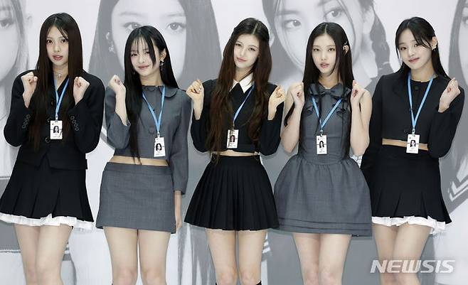 [인천공항=뉴시스] 최동준 기자 = 인천공항세관 홍보대사에 위촉된 그룹 뉴진스가 22일 인천국제공항 제1여객터미널 밀레니엄홀에서 열린 홍보대사 위촉식 행사장에서 포즈를 취하고 있다. 2024.03.22. photocdj@newsis.com