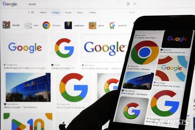 [뉴욕=AP/뉴시스]일본 공정거래위원회가 22일 미국 구글에 대해 독점금지법에 근거한 첫 행정처분을 내렸다. 사진은 지난해 9월11일 미 뉴욕에서 구글을 검색하자 구글 로고가 나타난 모습. 2024.04.22.