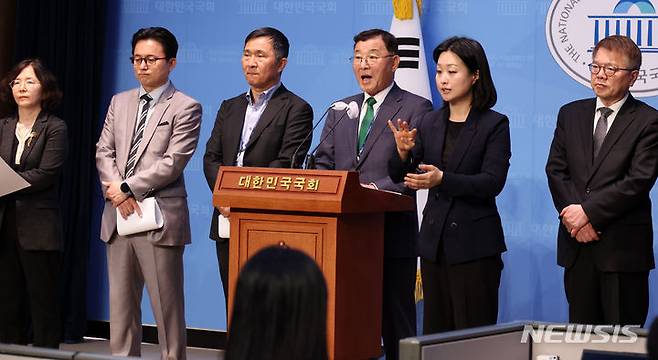 [서울=뉴시스] 이영환 기자 = 김상균 국회 연금개혁특별위원회 공론화위원회 위원장이 22일 오후 서울 여의도 국회 소통관에서 공론화위원회 숙의토론회 주요 결과 및 시민대표단 설문조사 결과를 발표하고 있다. 2024.04.22. 20hwan@newsis.com