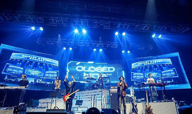 엑스디너리 히어로즈는 지난 19일부터 사흘 동안 예스24 라이브홀에서 단독 공연을 열었고, '국내 공연 첫 매진'이라는 자체 기록을 썼다. JYP엔터테인먼트 제공