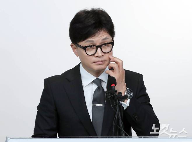 국민의힘 한동훈 비상대책위원장이 11일 오전 서울 여의도 중앙당사에서 총선 참패 책임을 지고 사퇴하겠다고 밝히고 있다. 황진환 기자