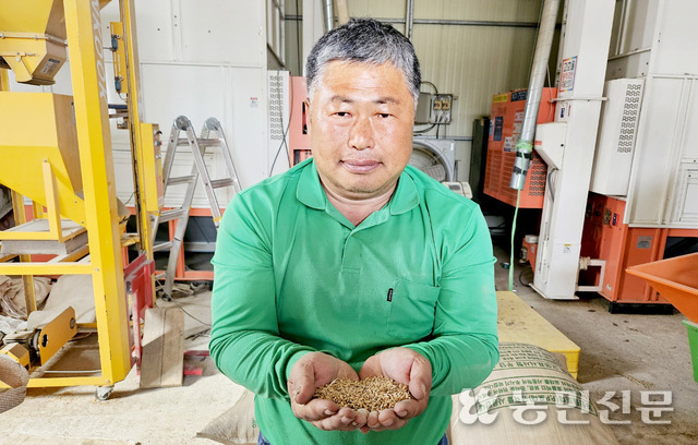 김재국 전북 고창 훈습영농조합법인 대표가 종자로 사용할 가루쌀(분질미)을 들어보이고 있다.