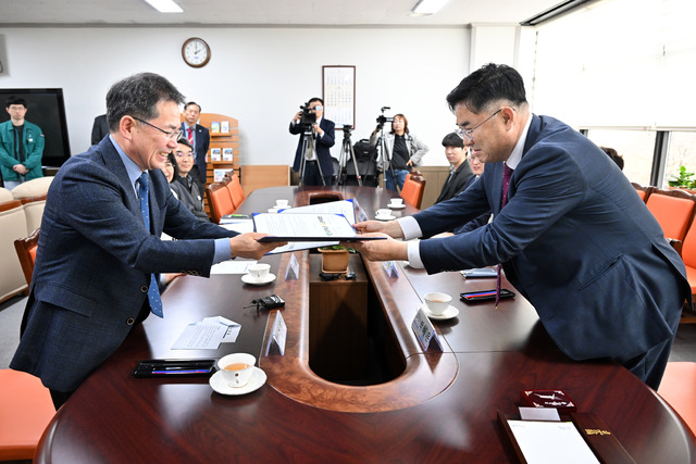 김진열 대구 군위군수(사진 앞줄 왼쪽)와 박배은 군위축산업협동조합 조합장이 업무협약서를 나누고 있다.
