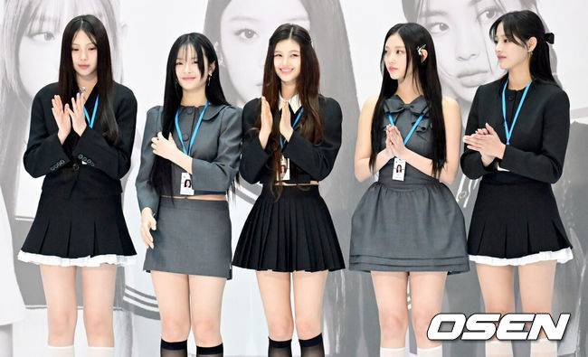 [OSEN=인천공항, 김성락 기자] 22일 오전 인천국제공항 1터미널에서 그룹 뉴진스의 인천공항본부세관 홍보대사 위촉식 행사가 진행됐다. 그룹 뉴진스가 기념촬영을 하고 있다. 2024.03.22 / ksl0919@osen.co.kr