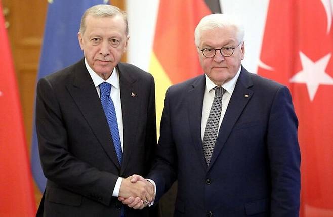 레제프 타이이프 에르도안 튀르키예 대통령(왼쪽)과 프랑크 발터 슈타인마이어 독일 대통령. 사진은 2023년 11월 에르도안 대통령이 베를린을 방문했을 당시의 모습. AFP연합뉴스